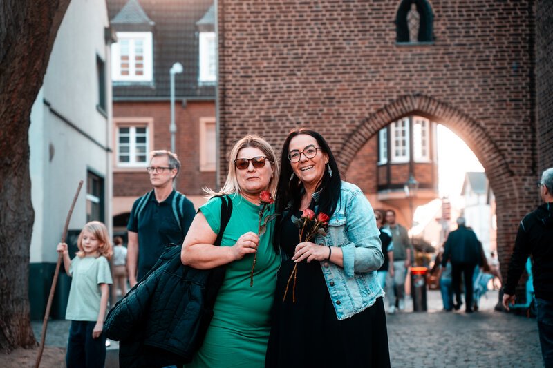Blumen verteilen am Weltfrauentag. Frauenpower