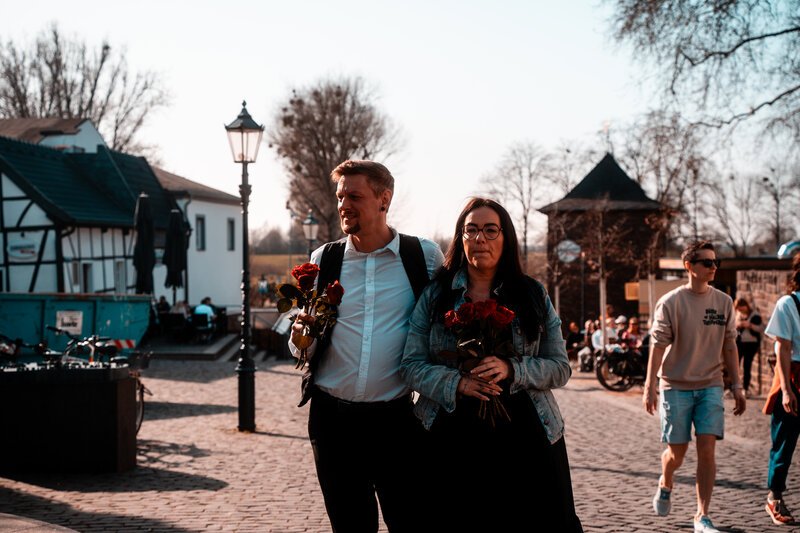 Blumen verteilen am Weltfrauentag. Blumen
