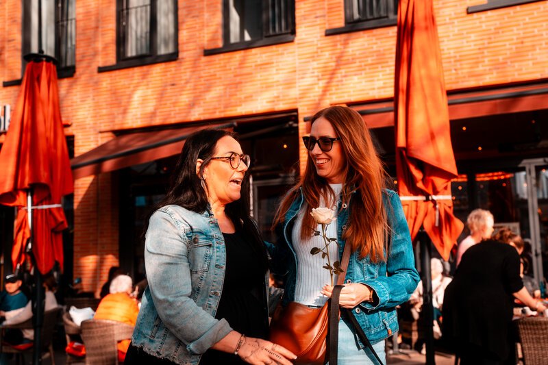 Blumen verteilen am Weltfrauentag. Café