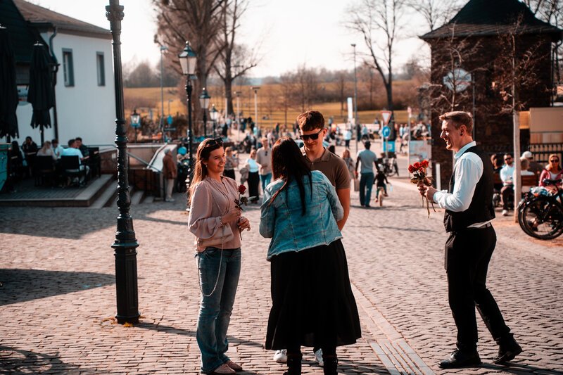 Blumen verteilen am Weltfrauentag. Begegnung