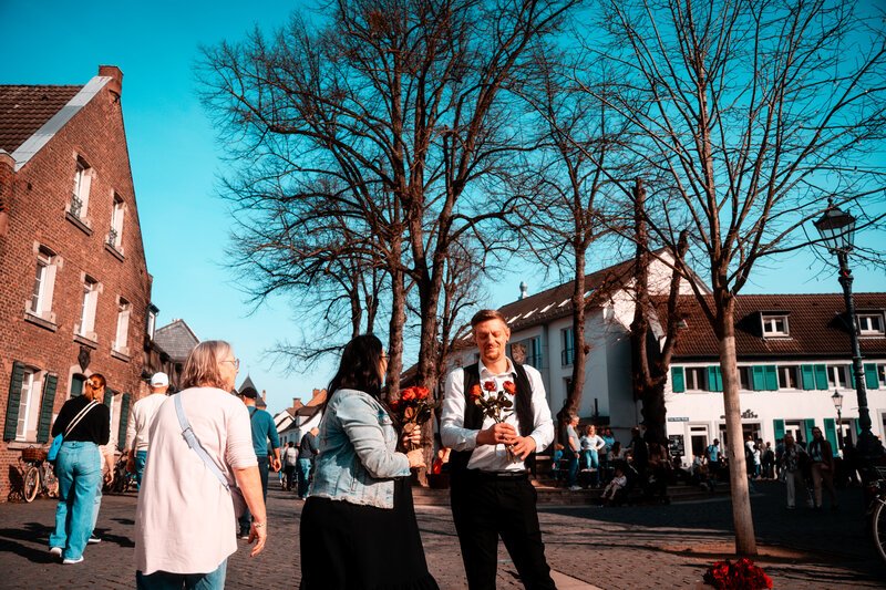 Blumen verteilen am Weltfrauentag. Frühling