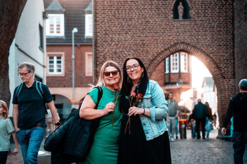 Blumen verteilen am Weltfrauentag. Freundschaft