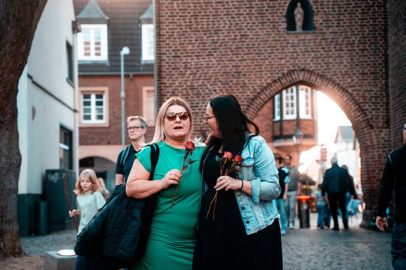 Blumen verteilen am Weltfrauentag. Frauenpower