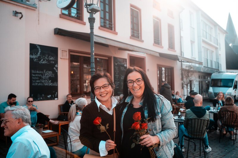 Blumen verteilen am Weltfrauentag. Herzlichkeit