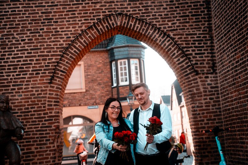 Blumen verteilen am Weltfrauentag. Gemeinschaft