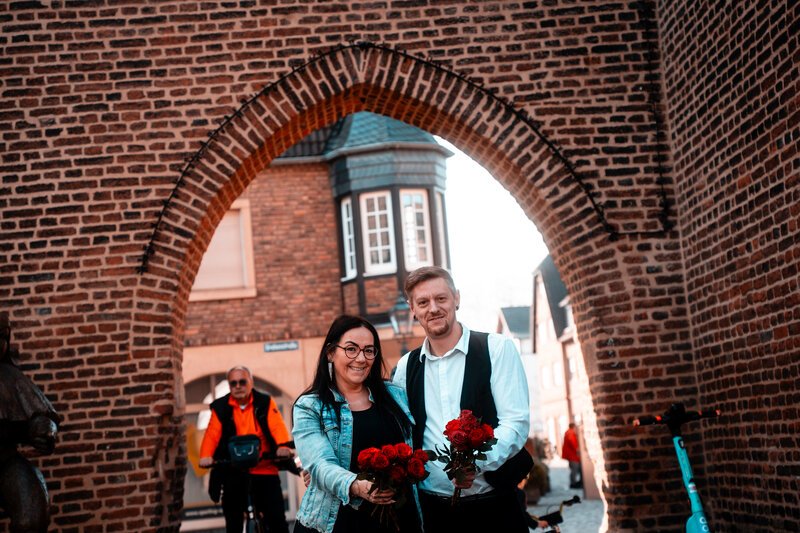 Blumen verteilen am Weltfrauentag. Teamwork